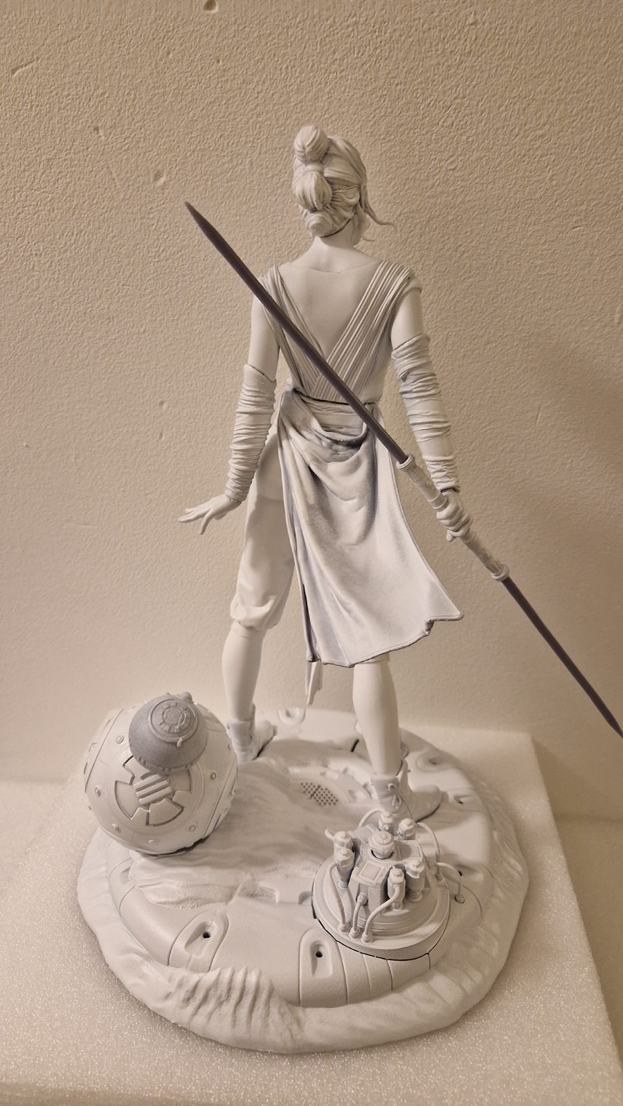 Rey of Shadows en résine — vue de dos