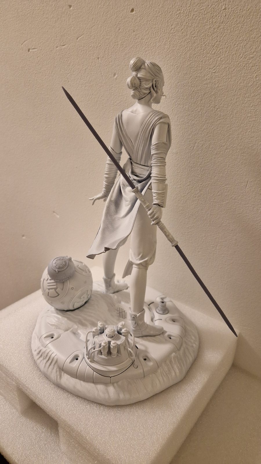 Rey of Shadows en résine — vue de dos trois-quarts